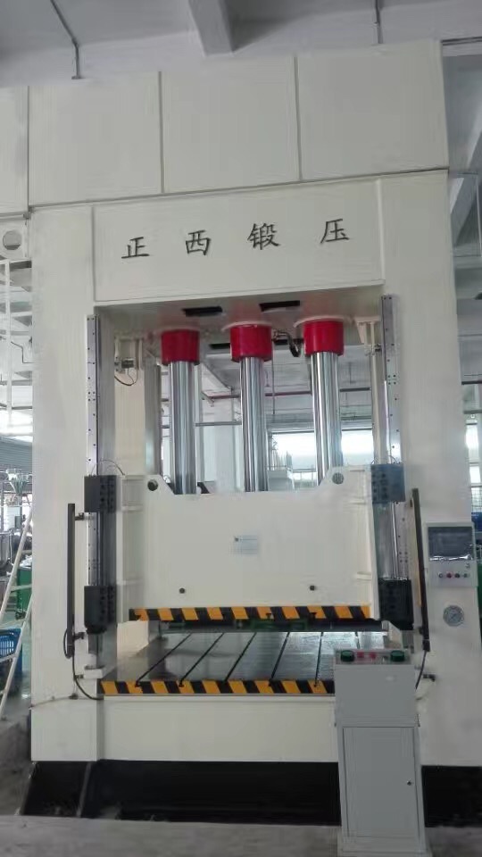 此批設備為重慶客戶一次性向我公司訂購的機器，在所有公司員工的努力下，我們在規定的時間內向客戶交貨并調試完成。