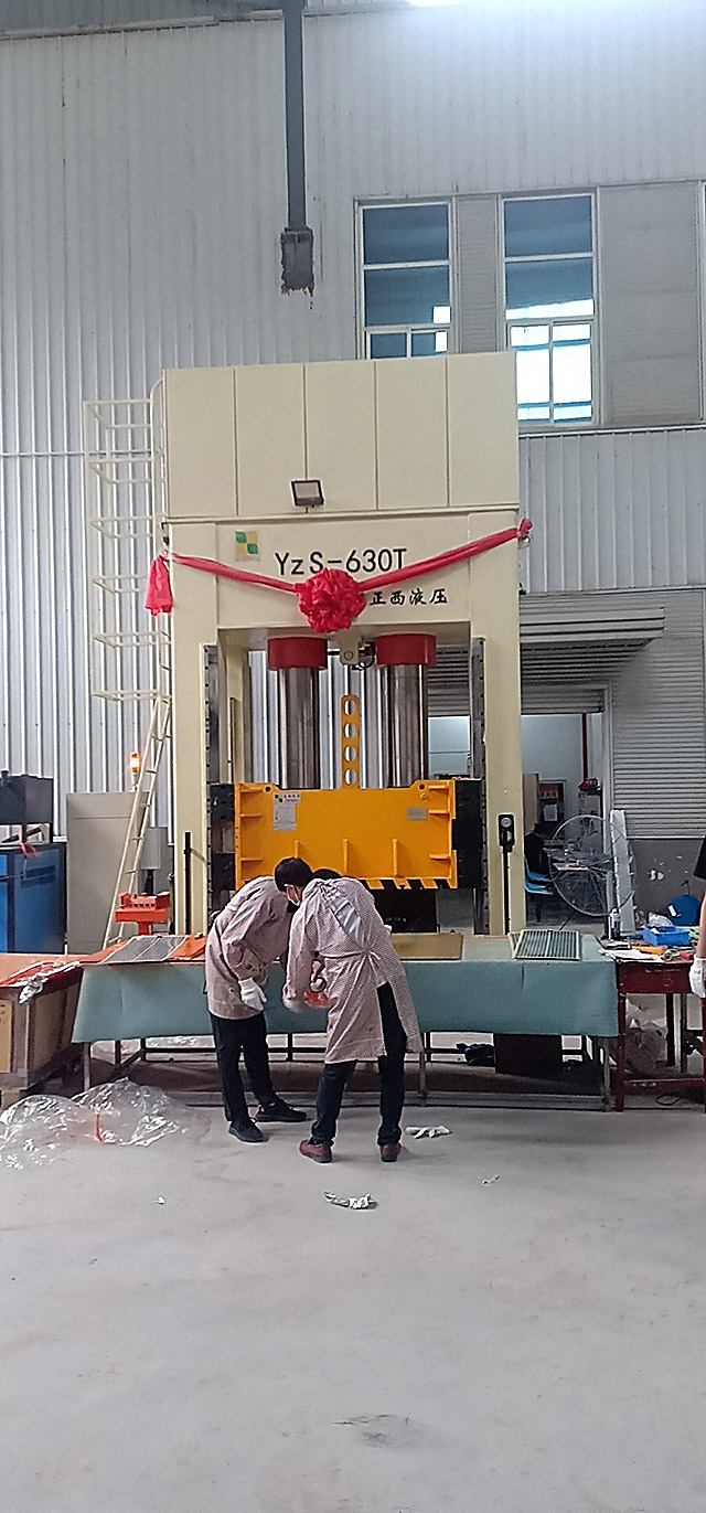630噸框架式液壓機(jī)定制安裝圓滿成功，客戶相當(dāng)滿意