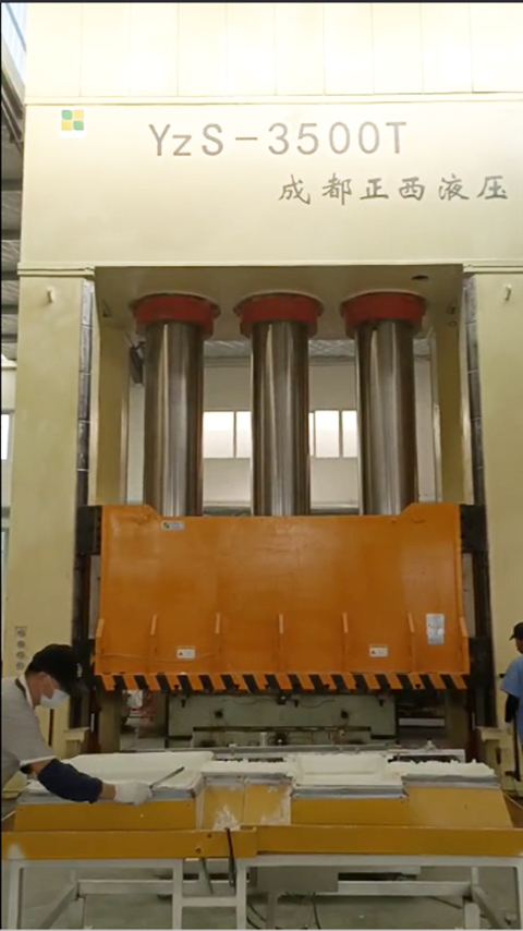 山東淄博液壓機需求客戶定制的3500噸框架液壓機圓滿交貨了，祝賀！